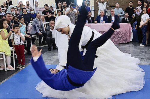 Gəlin toyun ortasında bəyin belini yerə vurdu - VİDEO