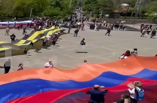 Ermənistanda bayraq və “Georgi lenti”dən Z hərfi yaradılıb