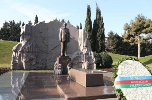 Prezident İlham Əliyev ulu öndər Heydər Əliyevin məzarını ziyarət edib