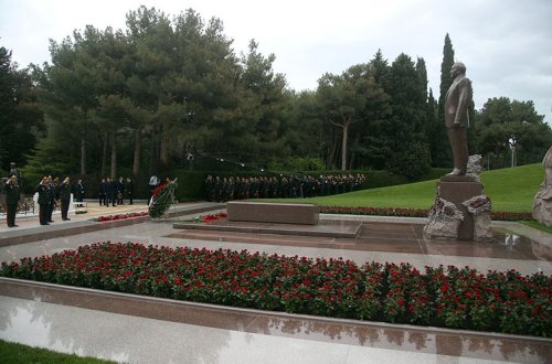 Müdafiə Nazirliyinin rəhbərliyi ümummilli liderin xatirəsini yad edib