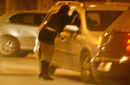 Qadın paltarı geyinib parik taxdı - Sürücüləri soydu