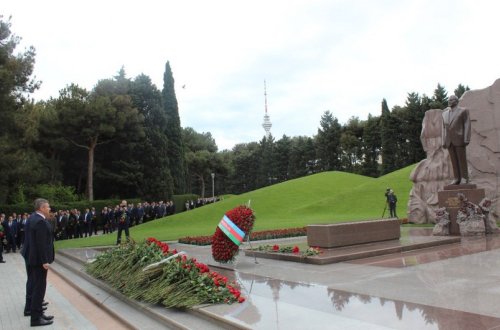 Ukrayna səfiri Azərbaycanın ümummilli lideri Heydər Əliyevin xatirəsini yad edib