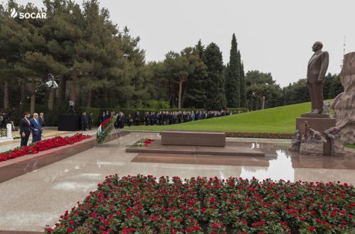 Rövşən Nəcəf Heydər Əliyevin məzarını ziyarət etdi - FOTO