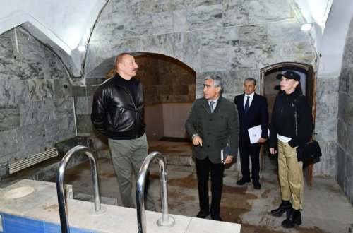 Prezident və birinci xanım Şuşadakı inzibati binada və Şirin su hamamında bərpa işləri ilə tanış olublar