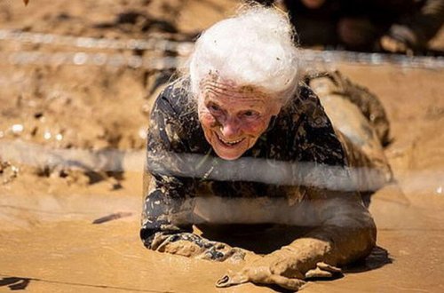 83 yaşlı qadın dünyanın ən çətin yarışında iştirakı ilə hər kəsi heyrətləndirdi - VİDEO - FOTO
