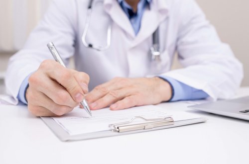 Xaricdə hazırlıq keçən tibb və əczaçılıq işçilərinin biliyi yoxlanılacaq - ƏMR