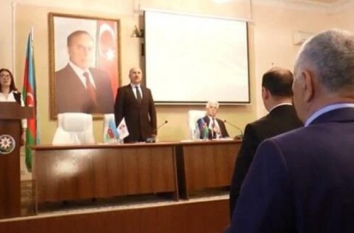 Himnimiz səsləndi, rektor ayağa qalxa bilmədi - VİDEO