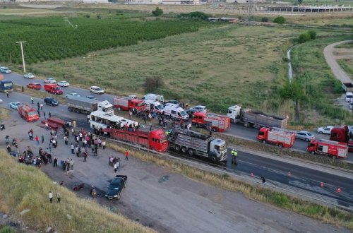 Türkiyədə avtobus yük maşını ilə toqquşub, ölən və yaralananlar var