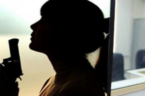 Məktəbli qız atasını güllələyib, sonra da bıçaqladı