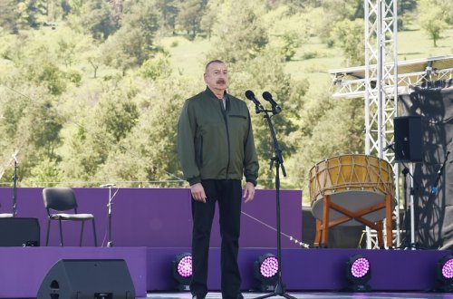 İlham Əliyev və Mehriban Əliyeva Şuşada Beynəlxalq Folklor Festivalının açılışında iştirak ediblər - YENİLƏNİB