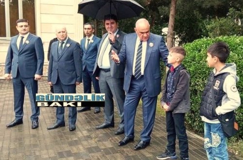 Zərdabın İcra Başçısı Mərdan Camalov özü ilə Çətir Tutan Gəzdirir – FOTO