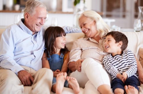 Azərbaycanda 61 uşaq nənə-babasının övladlığına verilib