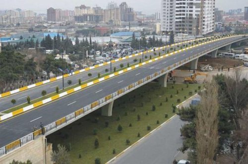 Bakıda DƏHŞƏT: 31 yaşlı kişi körpüyə çıxıb özünü doğradı