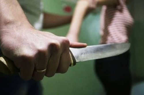 “Şamaxı” marketin gözətçisi qadını öncə bıçaqladı, sonra daş mişarı ilə...