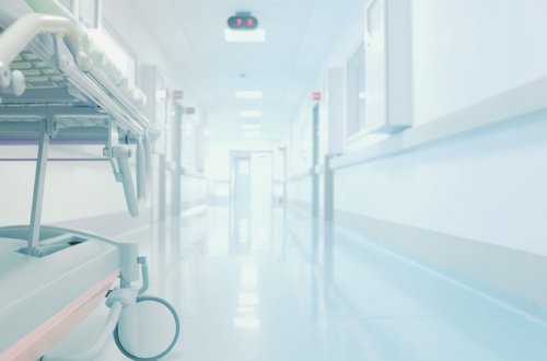 Bakıda 33 yaşlı kişi avtomobillərin arasında qalaraq ağır xəsarət alıb