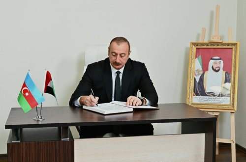 İlham Əliyev BƏƏ-nin Bakıdakı səfirliyində olub, Prezidentin vəfatı ilə əlaqədar başsağlığı verib