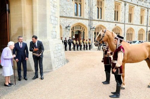 İlham Əliyevin hədiyyəsi Kraliça II Yelizavetaya təqdim olunub - FOTO