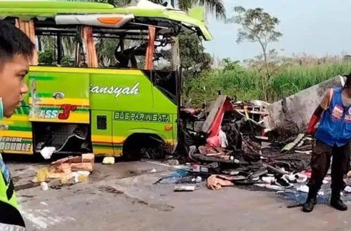 İndoneziyada avtobus qəzası: 15 NƏFƏR HƏYATINI İTİRİB 