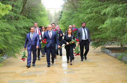 Türkiyədən gələn nümayəndə heyəti Fəxri Xiyabanda