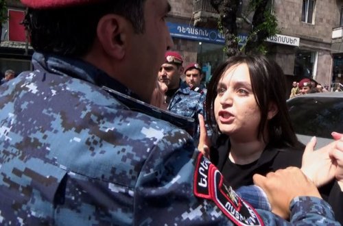 İrəvanda aksiyalarda 414 nəfər saxlanıldı: Müxaliflər polis maşınının digər qapısından qaçırlar - VİDEO