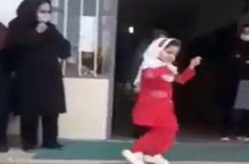 İranlı mollanı özündən çıxaran Azərbaycan rəqsi: “Tərbiyəsizlikdi” - VİDEO