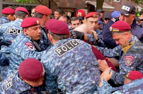 Ermənistanda etirazlar davam edir, 70-dən çox insan saxlanılıb