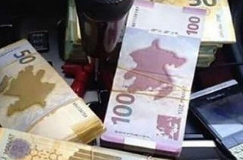 Maşından küçələrə “yüz manatlıq” səpdi, həbs edildi