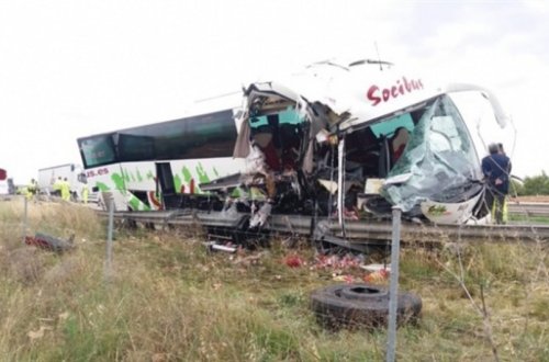 İspaniyada avtobus aşıb, 2 nəfər ölüb, 16 nəfər xəsarət alıb