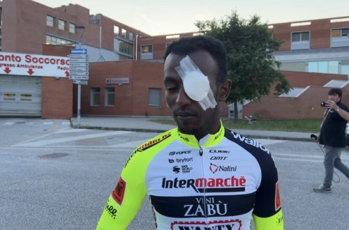 Afrikalı velosipedçi qalib gəldikdən sonra özünə xəsarət yetirib