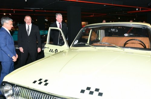 Dövlət başçıları Heydər Əliyev Mərkəzində klassik avtomobillərin sərgisi ilə tanış olublar