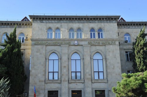 Nazirlik: İcra məmuru ilə bağlı baş vermiş mübahisə üzrə araşdırma aparılır