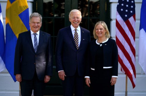 Bayden Finlandiya və İsveç liderləri ilə görüşüb