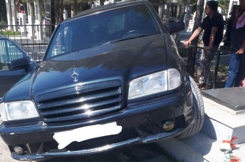 Mingəçevirdə avtomobil qəbir daşlarını uçurdu