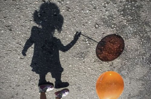 Bakıda müəmmalı hadisə: Oynamaq üçün həyətə düşən üç bacı itkin düşüb