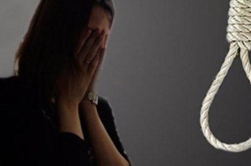 Üç uşaq anası özünü asdı