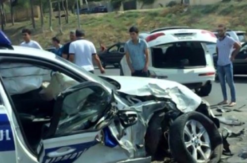 Avtomobilini qəsdən DYP maşınının üstünə sürdü: qəza törətdi
