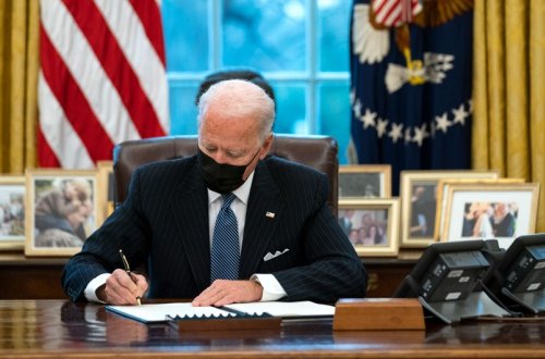 Bayden Ukraynaya 40 milyard dollarlıq yardım ayrılması layihəsini imzalayıb