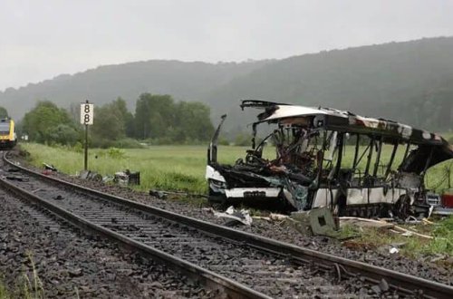 ALMANYADA DƏHŞƏTLİ QƏZA : Qatar və avtobus toqquşub 