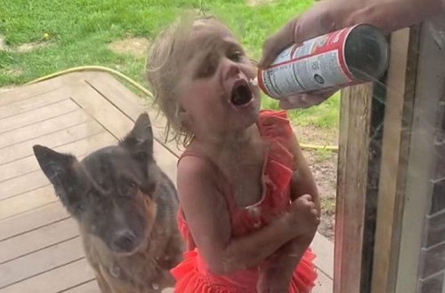 Kişi ağlayan qızını qəribə üsulla sakitləşdirdi - VİDEO