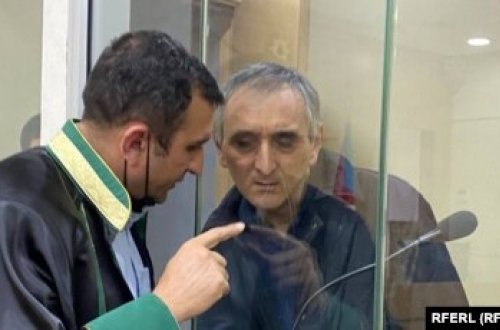 İlkin Süleymanov məhkəməsində öz vəkillərinin suallarını cavablandırıb