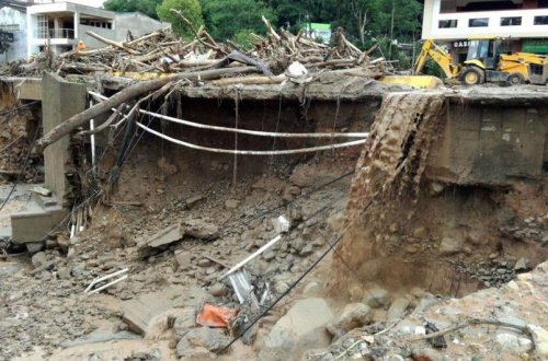 Qubada torpaq sürüşməsi olub