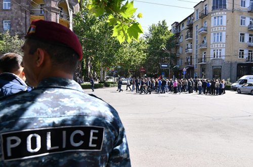 Ermənistanda etirazçılar Gürcüstana gedən yolu bağladılar