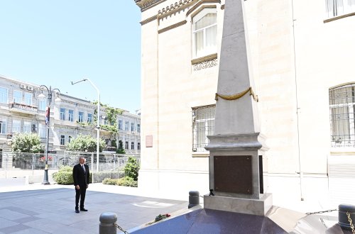 İlham Əliyev Azərbaycan Xalq Cümhuriyyətinin şərəfinə ucaldılmış abidəni ziyarət edib