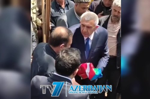 Tovuz icra başçısı bayrağı əzib, büküb şəhid atasına verdi, sosial şəbəkə ayağa qalxdı (VİDEO)