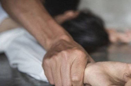 Zəhərlənən qadına iki həkim təcavüz etdi