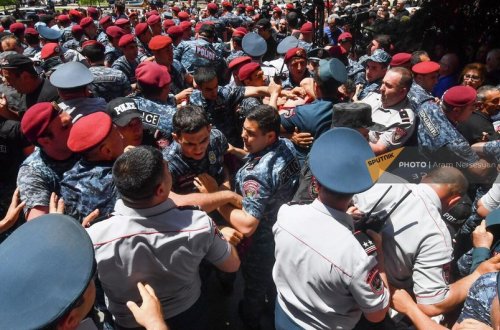 На акции протеста в Ереване пострадали четыре человека