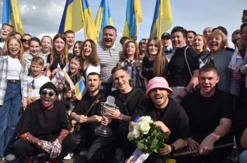 Eurovision qalibləri Ukrayna ordusuna dəstək olmaq üçün kuboklarını satıblar