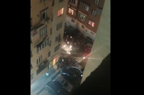 Azərbaycanda kişi həyətdə arvadının boğazını kəsib öldürdü