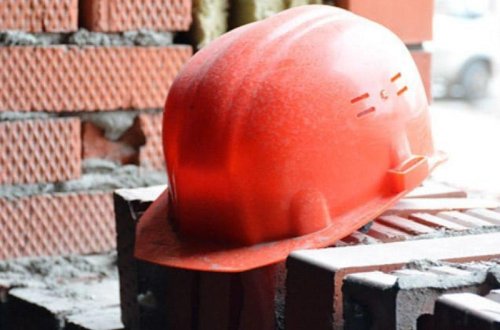 Nərimanovda tikintidə işləyən usta 5-ci mərtəbədən yıxılaraq ölüb