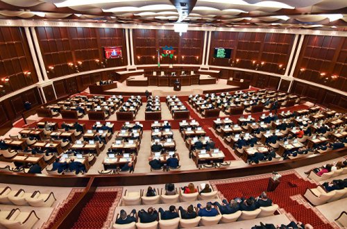 Milli Məclisdə dövlət büdcəsinin icrası haqqında qanun layihəsi müzakirə edilir